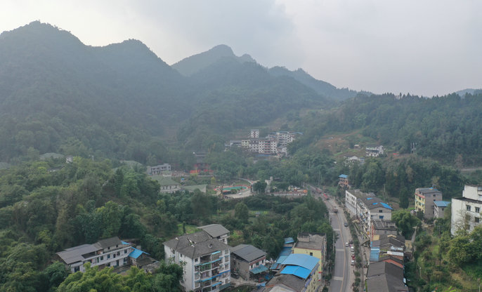 重庆巴南区白沙寺风水大师带弟子航拍白沙禅寺风水