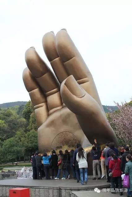 马迹山前万树梅，望里村村似雪开